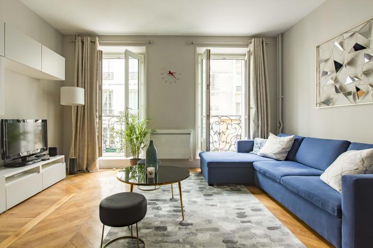 4th arrondissement, Paris에 위치한 Building Rue Nicolas Flamel - veeve - 397929 - PAR 아파트의 세련된 인테리어가 돋보이는 거실 4th arrondissement, Paris에 위치한 Building Rue Nicolas Flamel - veeve - 397929 - PAR 아파트의 세련된 인테리어가 돋보이는 거실