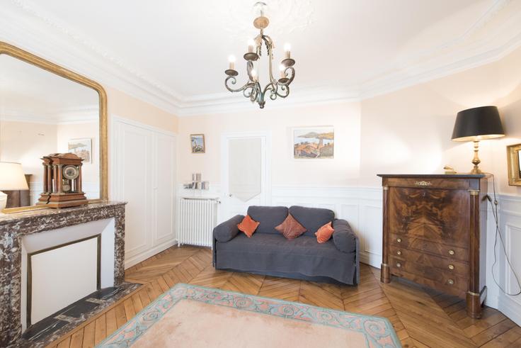 Elegante sala de estar con mobiliario moderno en un apartamento en Building Rue d'Assas - veeve - 398169 - PAR en 6th arrondissement, Paris Elegante sala de estar con mobiliario moderno en un apartamento en Building Rue d'Assas - veeve - 398169 - PAR en 6th arrondissement, Paris