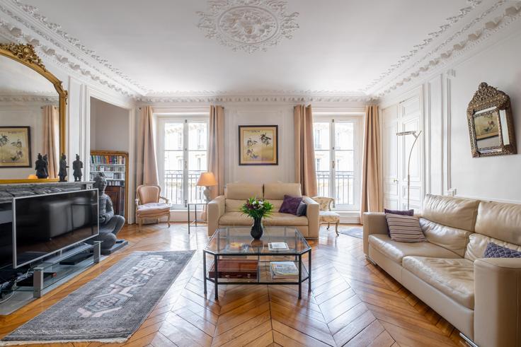 Elegante sala de estar con mobiliario moderno en un apartamento en Building Place Lili et Nadia Boulanger - veeve - 398127 - PAR en 9th arrondissement, Paris