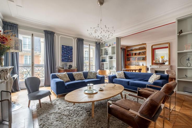 Elegant gestaltetes Wohnzimmer mit moderner Einrichtung in einer Wohnung im Building Avenue Marceau - veeve - 1015787 - PAR in 8th arrondissement, Paris