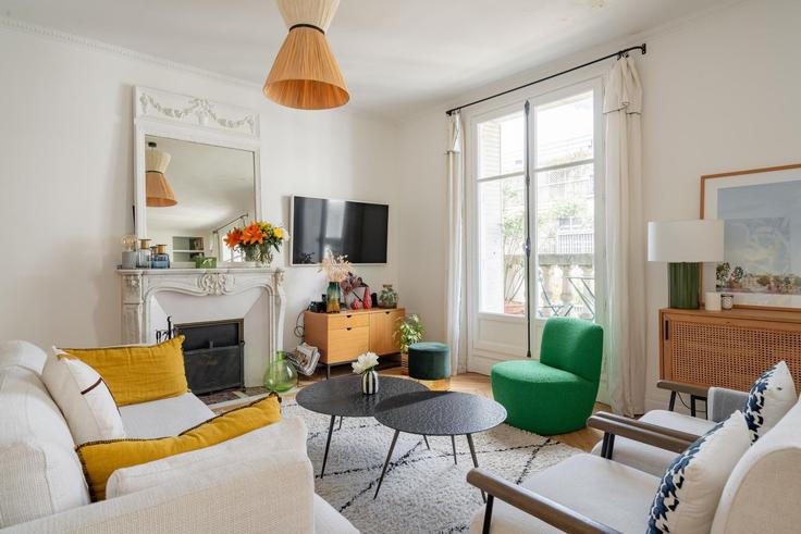 Sala de estar elegantemente projetada com móveis modernos em um apartamento no Building Rue du Ranelagh - veeve - 1254828 - PAR em 16th arrondissement, Paris Sala de estar elegantemente projetada com móveis modernos em um apartamento no Building Rue du Ranelagh - veeve - 1254828 - PAR em 16th arrondissement, Paris