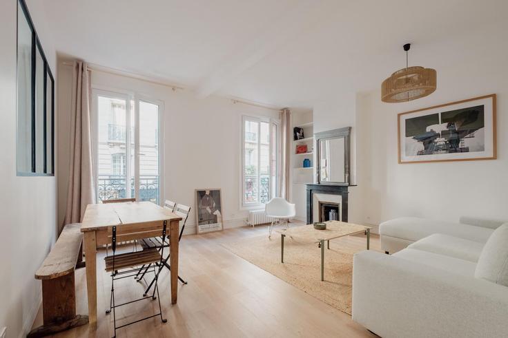 Salle de séjour élégante avec mobilier moderne dans un appartement à Building Rue André Gill - veeve - 1281151 - PAR à 18th arrondissement, Paris