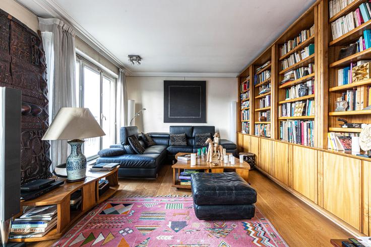 16th arrondissement, Paris에 위치한 Building Avenue Marceau - veeve - 398100 - PAR 유닛의 세련된 인테리어가 돋보이는 거실 16th arrondissement, Paris에 위치한 Building Avenue Marceau - veeve - 398100 - PAR 유닛의 세련된 인테리어가 돋보이는 거실