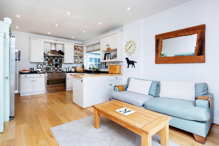 Elegant gestaltetes Wohnzimmer mit moderner Einrichtung in einer Wohnung im Building Pensford Avenue - veeve - 397215 - LON in London Borough of Richmond upon Thames, Richmond