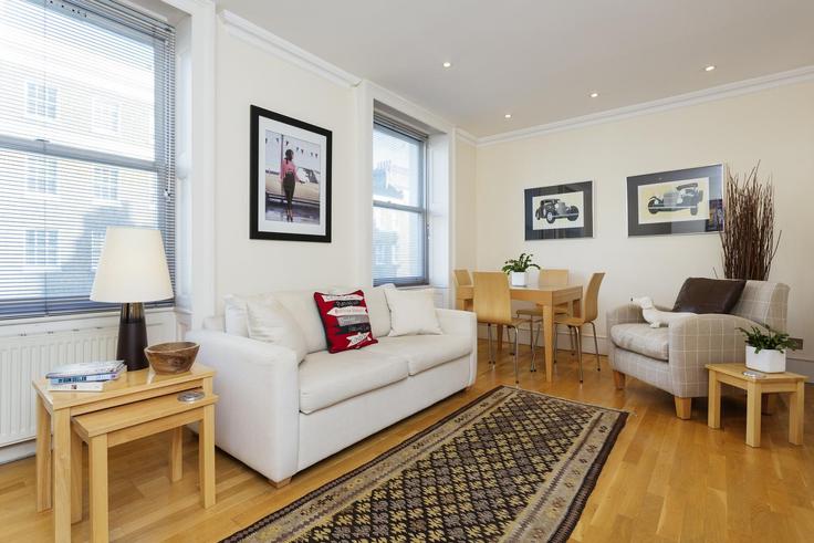 City of Westminster, London 소재 Building Great Cumberland Place - veeve - 397296 - LON 유닛에 마련된, 현대적인 가구로 꾸며진 우아한 디자인의 거실