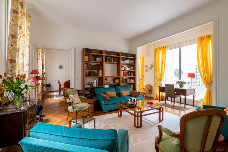 Elegant gestaltetes Wohnzimmer mit moderner Einrichtung in einer Wohnung im Building Avenue Kléber - veeve - 397726 - PAR in 16th arrondissement, Paris Elegant gestaltetes Wohnzimmer mit moderner Einrichtung in einer Wohnung im Building Avenue Kléber - veeve - 397726 - PAR in 16th arrondissement, Paris