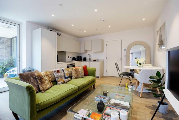 London London Borough of Tower HamletsのBuilding Smeed Road - veeve - 1281169 - LONのアパートメントにある、モダンな家具を備えたエレガントなデザインのリビングルーム