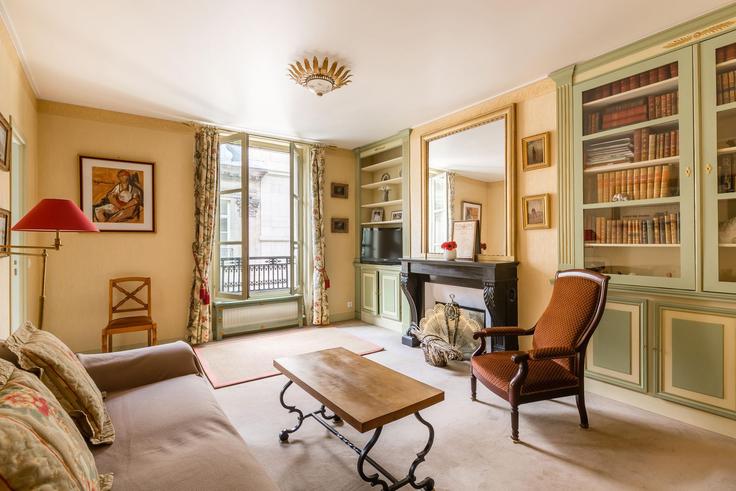 Paris 2nd arrondissementのBuilding Rue des Petits Champs - veeve - 1363361のアパートメントにある、モダンな家具を備えたエレガントなデザインのリビングルーム