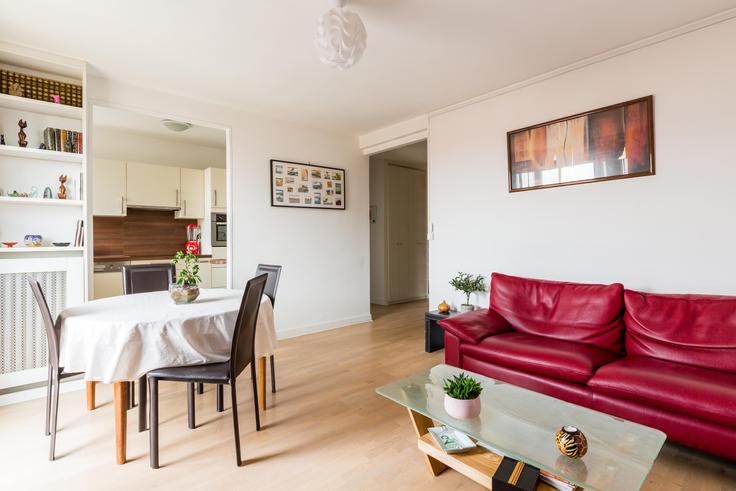 Elegante sala de estar con mobiliario moderno en un apartamento en Building Rue Yves Toudic - veeve - 398639 - PAR en 10th arrondissement, Paris
