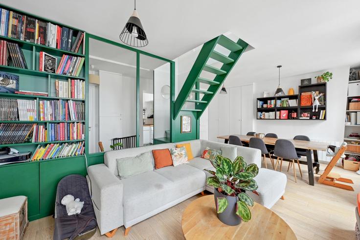 11th arrondissement, Paris에 위치한 Building Rue Oberkampf - veeve - 1281182 - PAR 아파트의 세련된 인테리어가 돋보이는 거실 11th arrondissement, Paris에 위치한 Building Rue Oberkampf - veeve - 1281182 - PAR 아파트의 세련된 인테리어가 돋보이는 거실