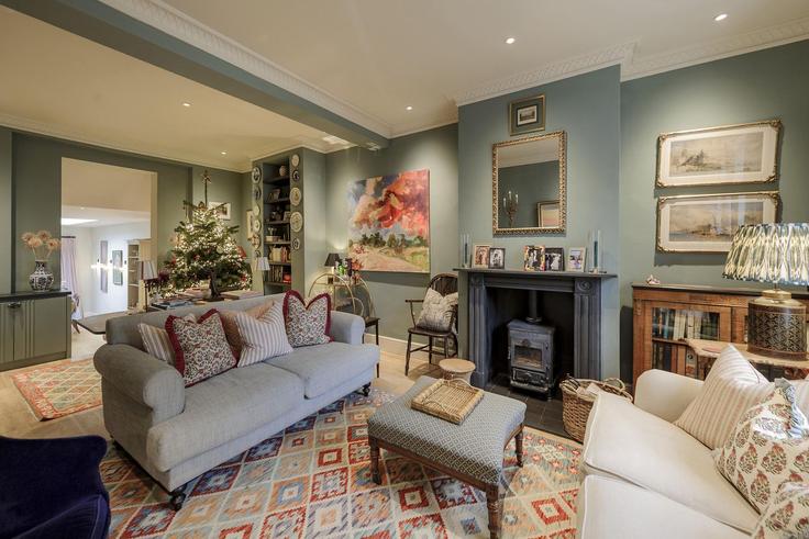 Elegant gestaltetes Wohnzimmer mit moderner Einrichtung in einer Wohnung im Building Tonsley Place - veeve - 1374280 in London Borough of Wandsworth, London