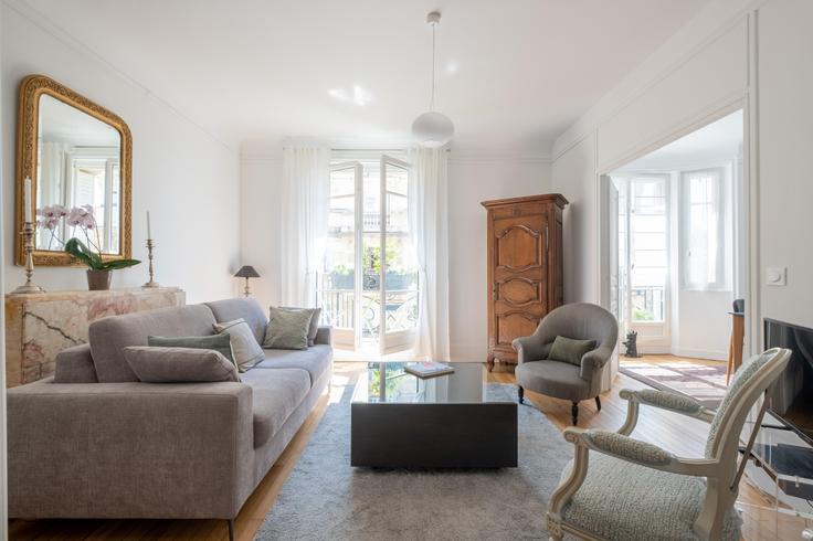 Elegant gestaltetes Wohnzimmer mit moderner Einrichtung in einer Wohnung im Building Avenue Emile Zola - veeve - 397930 - PAR in 15th arrondissement, Paris Elegant gestaltetes Wohnzimmer mit moderner Einrichtung in einer Wohnung im Building Avenue Emile Zola - veeve - 397930 - PAR in 15th arrondissement, Paris