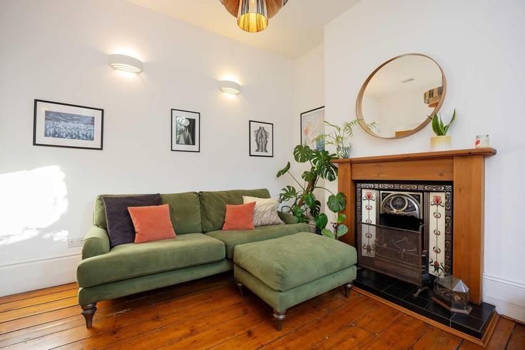 Building Sigdon Road - veeve - 1359070 adresindeki bir dairede modern mobilyalarla zarif bir şekilde tasarlanmış oturma odası London Borough of Hackney, London Building Sigdon Road - veeve - 1359070 adresindeki bir dairede modern mobilyalarla zarif bir şekilde tasarlanmış oturma odası London Borough of Hackney, London