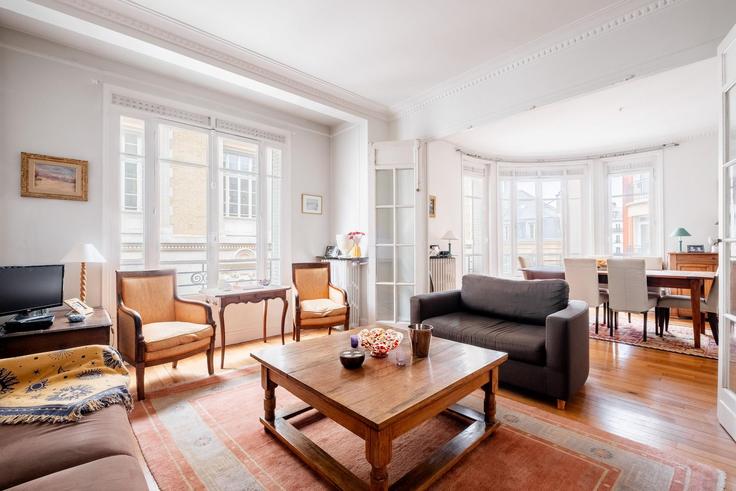 Elegante sala de estar con mobiliario moderno en un apartamento en Building Rue Saint-Romain - veeve - 1008882 - PAR en 6th arrondissement, Paris Elegante sala de estar con mobiliario moderno en un apartamento en Building Rue Saint-Romain - veeve - 1008882 - PAR en 6th arrondissement, Paris