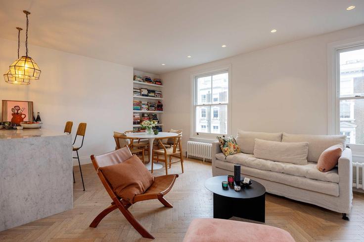 Elegant gestaltetes Wohnzimmer mit moderner Einrichtung in einer Wohnung im Building Leamington Road Villas - veeve - 1353335 in City of Westminster, London Elegant gestaltetes Wohnzimmer mit moderner Einrichtung in einer Wohnung im Building Leamington Road Villas - veeve - 1353335 in City of Westminster, London