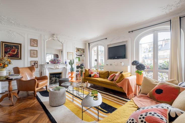 6th arrondissement, Paris에 위치한 Building Rue de Rennes - veeve - 406495 - PAR 아파트의 세련된 인테리어가 돋보이는 거실 6th arrondissement, Paris에 위치한 Building Rue de Rennes - veeve - 406495 - PAR 아파트의 세련된 인테리어가 돋보이는 거실