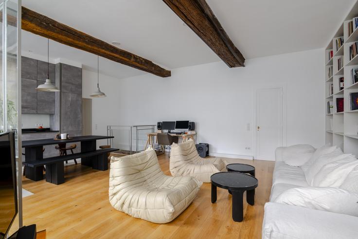 Elegant gestaltetes Wohnzimmer mit moderner Einrichtung in einer Wohnung im Building Avenue des Gobelins - veeve - 406830 - PAR in 13th arrondissement, Paris