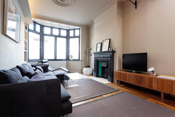 Sala de estar elegantemente projetada com móveis modernos em um apartamento no Building Hanover Road - veeve - 397611 - LON em London Borough of Brent, London