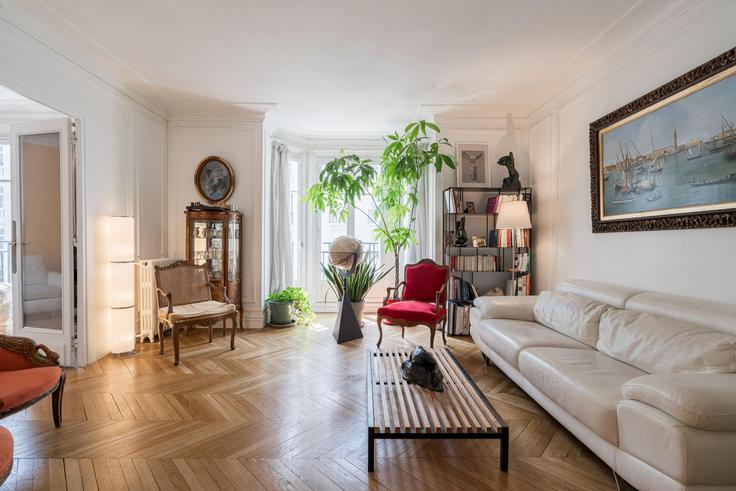 Elegant gestaltetes Wohnzimmer mit moderner Einrichtung in einer Wohnung im Building Rue Jean Moreas - veeve - 1254823 - PAR in 17th arrondissement, Paris