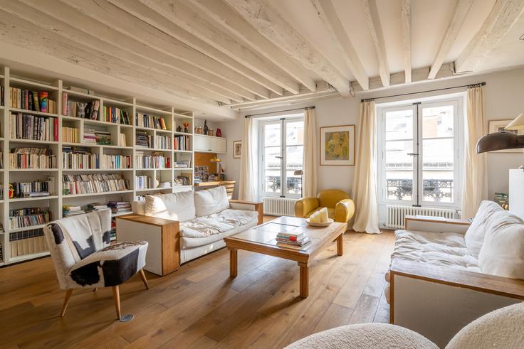 Sala de estar elegantemente projetada com móveis modernos em um apartamento no Building Rue Antoine Dubois - veeve - 397329 - PAR em 6th arrondissement, Paris Sala de estar elegantemente projetada com móveis modernos em um apartamento no Building Rue Antoine Dubois - veeve - 397329 - PAR em 6th arrondissement, Paris
