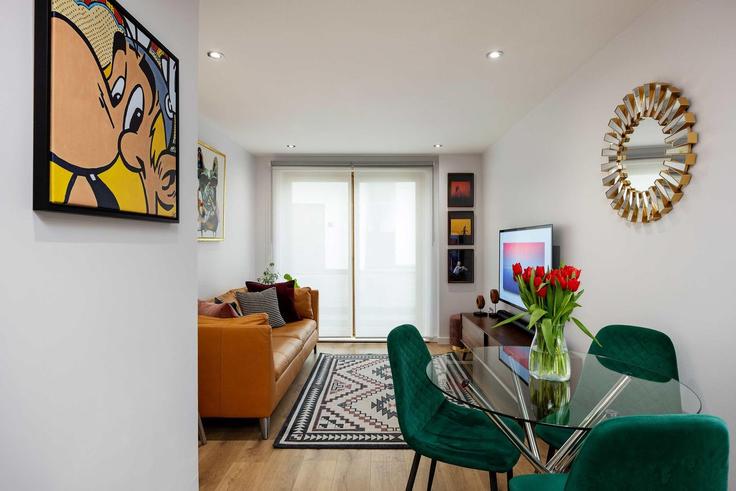 Elegante sala de estar con mobiliario moderno en un apartamento en Building Grafton Square - veeve - 1011084 - LON en London Borough of Lambeth, London Elegante sala de estar con mobiliario moderno en un apartamento en Building Grafton Square - veeve - 1011084 - LON en London Borough of Lambeth, London