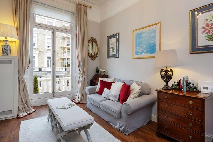 Elegant gestaltetes Wohnzimmer mit moderner Einrichtung in einer Wohnung im Building Harcourt Terrace - veeve - 1073161 - LON in Royal Borough of Kensington and Chelsea, London Elegant gestaltetes Wohnzimmer mit moderner Einrichtung in einer Wohnung im Building Harcourt Terrace - veeve - 1073161 - LON in Royal Borough of Kensington and Chelsea, London