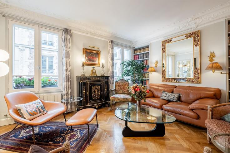 Elegante sala de estar con mobiliario moderno en un apartamento en Building Rue Fourcroy - veeve - 1281209 - PAR en 17th arrondissement, Paris Elegante sala de estar con mobiliario moderno en un apartamento en Building Rue Fourcroy - veeve - 1281209 - PAR en 17th arrondissement, Paris