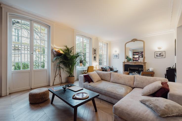 16th arrondissement, Paris에 위치한 Building Rue Greuze - veeve - 406492 - PAR 아파트의 세련된 인테리어가 돋보이는 거실