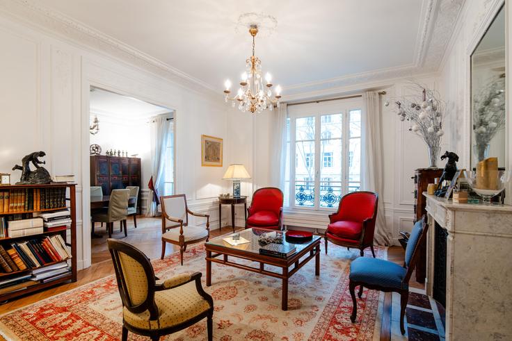 Elegante sala de estar con mobiliario moderno en un apartamento en Building Rue José-Maria de Heredia - veeve - 573454 - PAR en 7th arrondissement, Paris Elegante sala de estar con mobiliario moderno en un apartamento en Building Rue José-Maria de Heredia - veeve - 573454 - PAR en 7th arrondissement, Paris