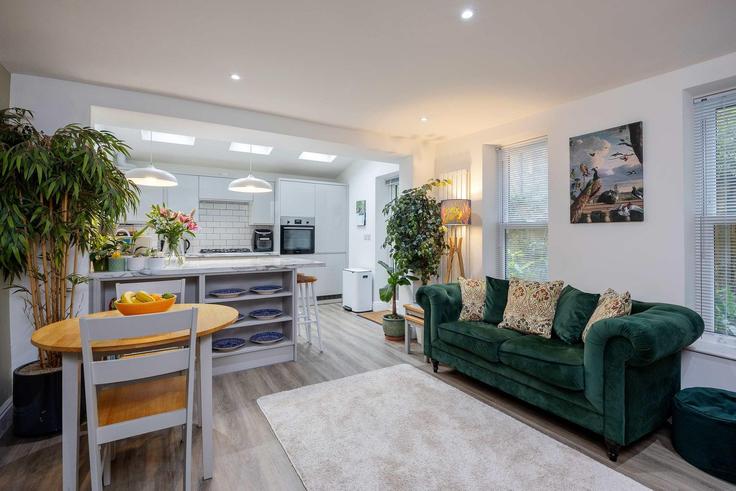 Building Goldsboro' Road - veeve - 1343297 adresindeki bir dairede modern mobilyalarla zarif bir şekilde tasarlanmış oturma odası London Borough of Lambeth, London Building Goldsboro' Road - veeve - 1343297 adresindeki bir dairede modern mobilyalarla zarif bir şekilde tasarlanmış oturma odası London Borough of Lambeth, London