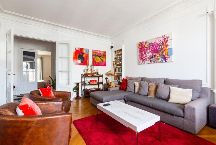 Elegant gestaltetes Wohnzimmer mit moderner Einrichtung in einer Wohnung im Building Rue d'Auteuil - veeve - 397863 - PAR in 16th arrondissement, Paris