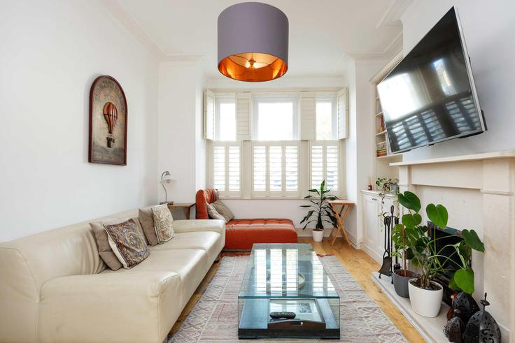 London London Borough of WandsworthのBuilding Elborough Street - veeve - 407431 - LONのアパートメントにある、モダンな家具を備えたエレガントなデザインのリビングルーム