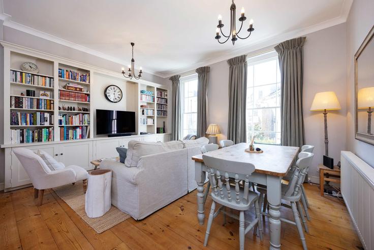 Sala de estar elegantemente projetada com móveis modernos em um apartamento no Building Gloucester Avenue - veeve - 1073160 - LON em London Borough of Camden, London