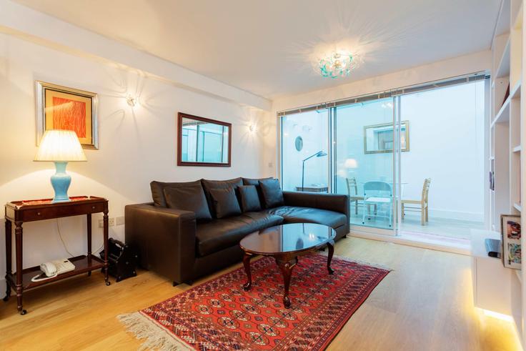 Elegant gestaltetes Wohnzimmer mit moderner Einrichtung in einer Wohnung im Building Shepherd Street - veeve - 397772 - LON in City of Westminster, London