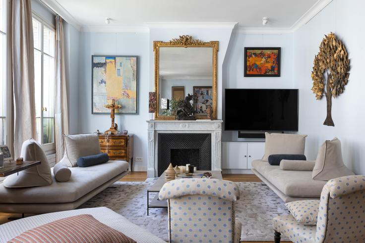 Building Rue des Prêcheurs - veeve - 398481 - PAR adresindeki bir dairede modern mobilyalarla zarif bir şekilde tasarlanmış oturma odası 1st arrondissement, Paris Building Rue des Prêcheurs - veeve - 398481 - PAR adresindeki bir dairede modern mobilyalarla zarif bir şekilde tasarlanmış oturma odası 1st arrondissement, Paris