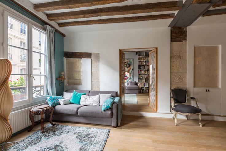 Salle de séjour élégante avec mobilier moderne dans un appartement à Building Rue Cloche Perce - veeve - 398458 - PAR à 3rd arrondissement, Paris