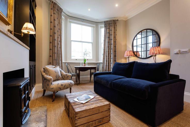 London Borough of Hammersmith and Fulham, London에 위치한 Building Sinclair Gardens - veeve - 397628 - LON 유닛의 세련된 인테리어가 돋보이는 거실
