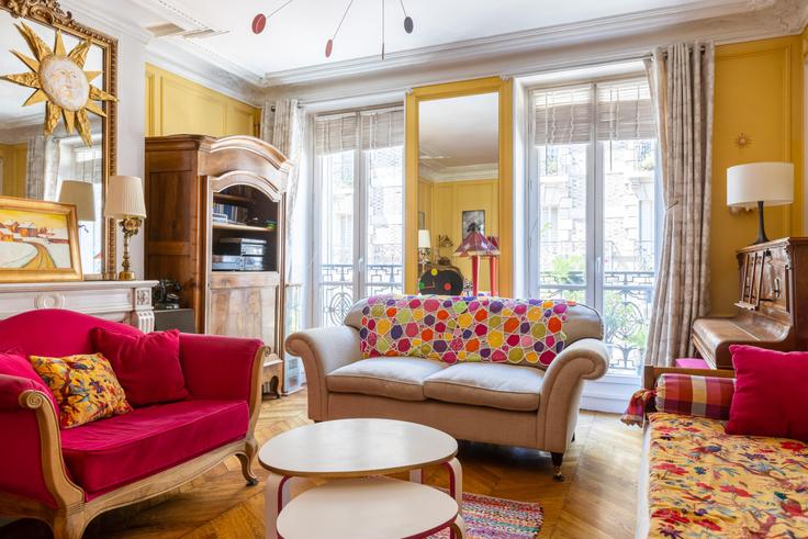 Elegant gestaltetes Wohnzimmer mit moderner Einrichtung in einer Wohnung im Building Avenue Trudaine - veeve - 397822 - PAR in 9th arrondissement, Paris