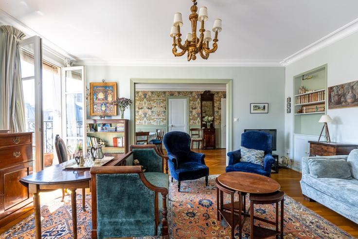 Sala de estar elegantemente projetada com móveis modernos em um apartamento no Building Rue Lacépède - veeve - 397720 - PAR em 5th arrondissement, Paris