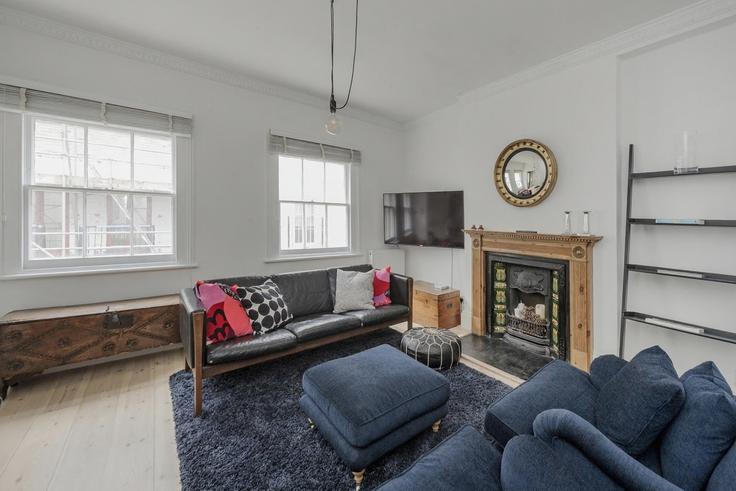 Sala de estar elegantemente projetada com móveis modernos em um apartamento no Building Manson Mews - veeve - 1376571 em Royal Borough of Kensington and Chelsea, London Sala de estar elegantemente projetada com móveis modernos em um apartamento no Building Manson Mews - veeve - 1376571 em Royal Borough of Kensington and Chelsea, London