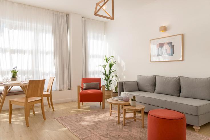 Elegante sala de estar con mobiliario moderno en un apartamento en Building Eleftheriou Venizelou - venetimarianthi - 1226648 - ATH en Piraeus, Athens
