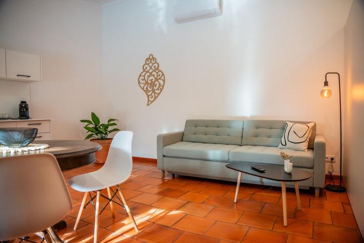 Sala de estar elegantemente projetada com móveis modernos em um apartamento no Building Rua Paula Ferreira 24 - venimar - 1500221 em Areosa, Viana do Castelo Sala de estar elegantemente projetada com móveis modernos em um apartamento no Building Rua Paula Ferreira 24 - venimar - 1500221 em Areosa, Viana do Castelo