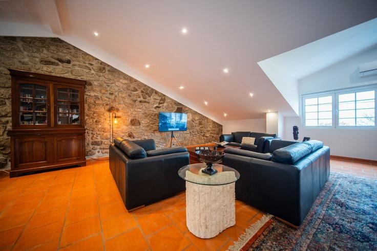 Sala de estar elegantemente projetada com móveis modernos em um apartamento no Building Rua Paula Ferreira - venimar - 1500222 em Areosa, Viana do Castelo Sala de estar elegantemente projetada com móveis modernos em um apartamento no Building Rua Paula Ferreira - venimar - 1500222 em Areosa, Viana do Castelo