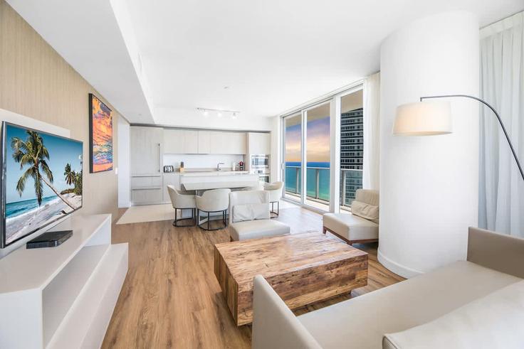 Elegant gestaltetes Wohnzimmer mit moderner Einrichtung in einer Wohnung im Building South Ocean Drive - ventur - 1372337 in Hollywood, Hollywood