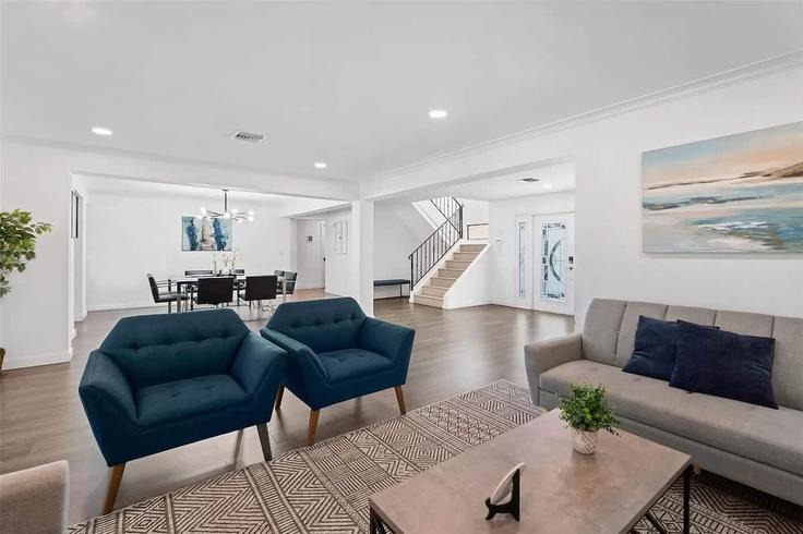 Building Holiday Drive - ventur - 1372338 adresindeki bir dairede modern mobilyalarla zarif bir şekilde tasarlanmış oturma odası Hallandale Beach, Hallandale Beach Building Holiday Drive - ventur - 1372338 adresindeki bir dairede modern mobilyalarla zarif bir şekilde tasarlanmış oturma odası Hallandale Beach, Hallandale Beach