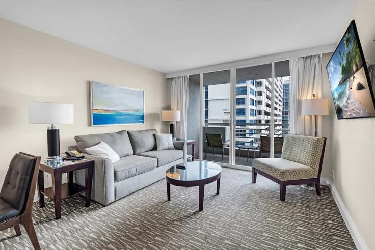 Elegante sala de estar con mobiliario moderno en un apartamento en Building East Sunrise Boulevard - ventur - 1372343 en Fort Lauderdale, Fort Lauderdale