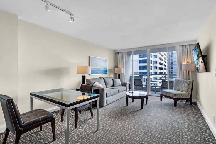 Elegante sala de estar con mobiliario moderno en un apartamento en Building East Sunrise Boulevard - ventur - 1372343 en Fort Lauderdale, Fort Lauderdale Elegante sala de estar con mobiliario moderno en un apartamento en Building East Sunrise Boulevard - ventur - 1372343 en Fort Lauderdale, Fort Lauderdale