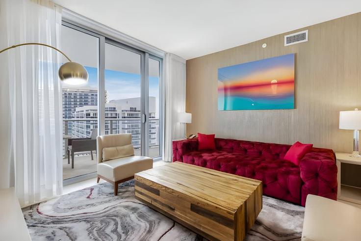 Hollywood HollywoodのBuilding South Ocean Drive - ventur - 1372357のアパートメントにある、モダンな家具を備えたエレガントなデザインのリビングルーム Hollywood HollywoodのBuilding South Ocean Drive - ventur - 1372357のアパートメントにある、モダンな家具を備えたエレガントなデザインのリビングルーム