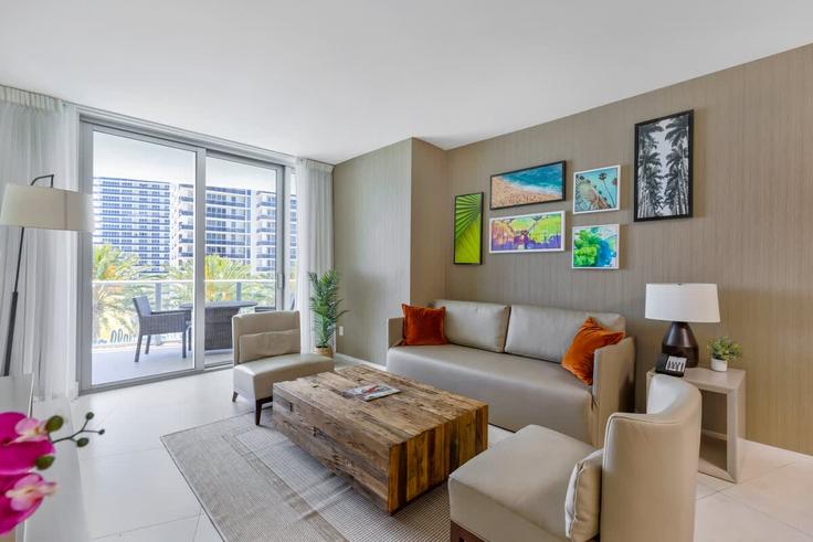 Hollywood HollywoodのBuilding South Ocean Drive - ventur - 1372323のアパートメントにある、モダンな家具を備えたエレガントなデザインのリビングルーム