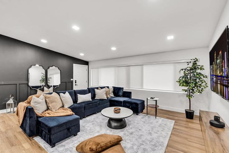 Building Northeast 7th Avenue - ventur - 1372351 adresindeki bir dairede modern mobilyalarla zarif bir şekilde tasarlanmış oturma odası Miami, Miami